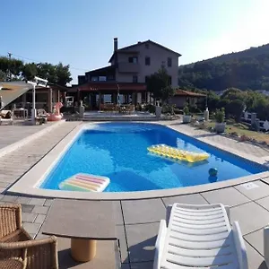 Casa Perla Holidays Couette-café Jurasi